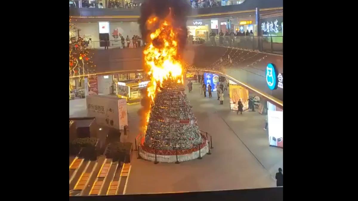 VIDEO Impactante incendio consume árbol navideño en plaza comercial