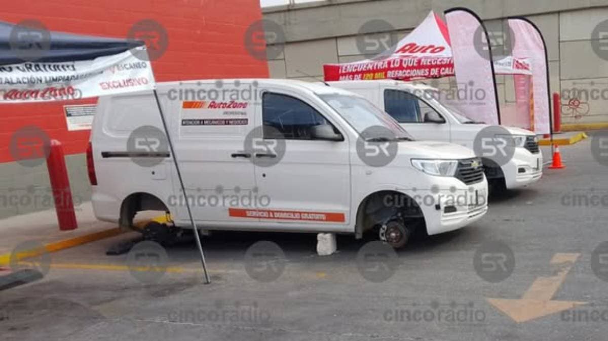 Roban llantas a dos camionetas de AutoZone en plena Recta a Cholula, frente a McDonald’s