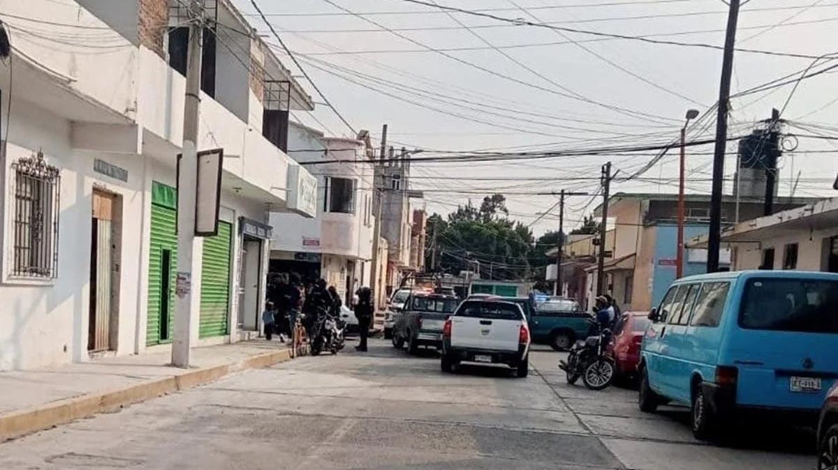 Mujer resulta herida durante violento robo de camioneta en Puebla