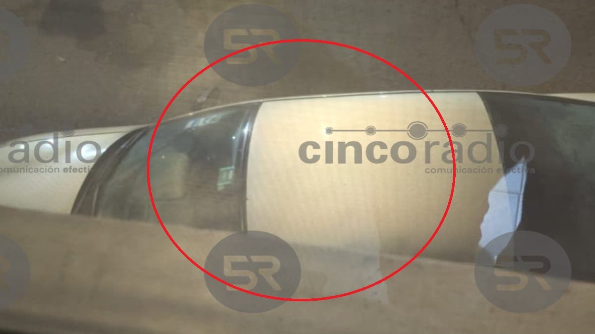 Conductor abandona su auto con el motor prendido tras chocar contra una casa en La Hacienda