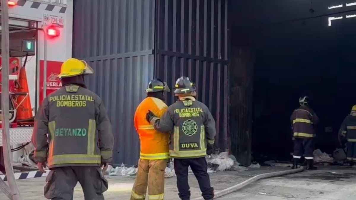 Incendio en bodega de plásticos alerta a vecinos en Lomas de Santa Catarina; autoridades controlan la emergencia
