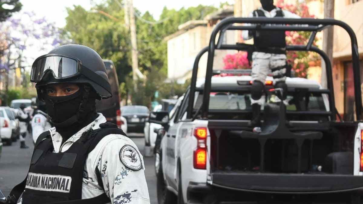 Indignación en Lomas de Santa Catarina: vecinos detienen a dos jóvenes acusados de robo, uno sería elemento activo de la Guardia Nacional