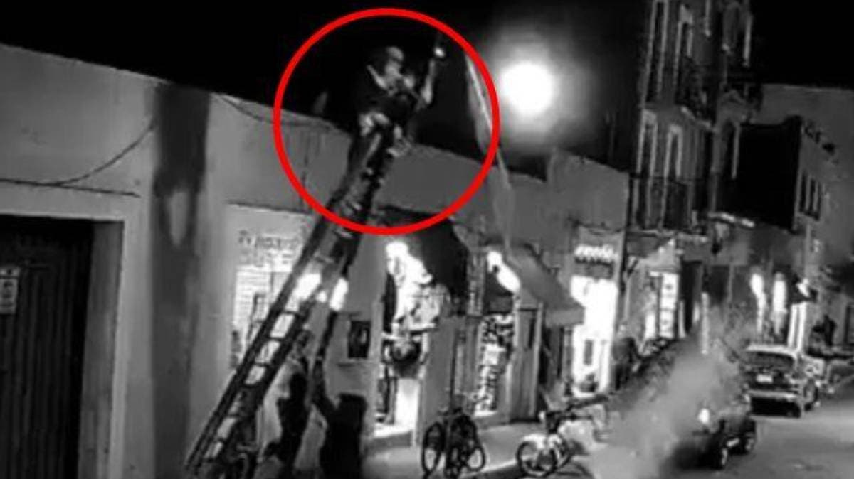 Colapsa poste antiguo en San Pedro Cholula y deja a trabajador herido durante instalación navideña