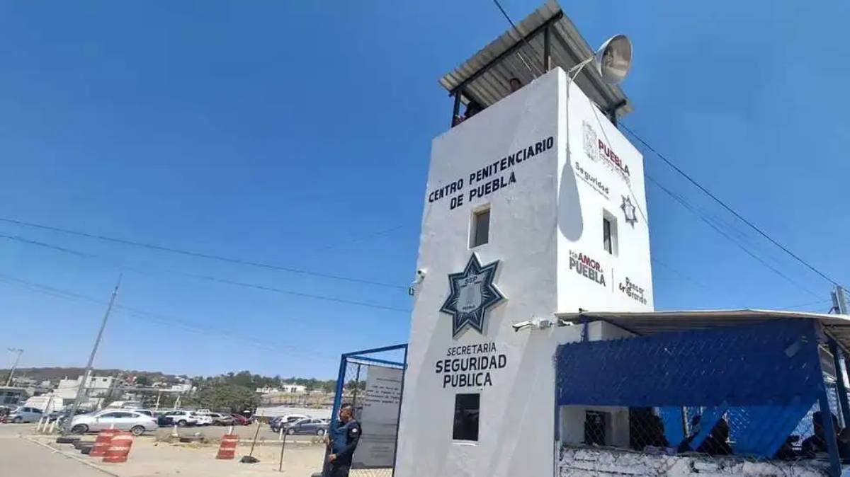 Joven permanece intubado tras brutal agresión dentro del penal de San Miguel en Puebla