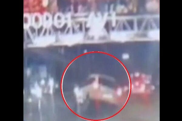 VIDEO Momentos de tensión en Vía Atlixcáyotl: camioneta pierde el control y evita tragedia de último segundo