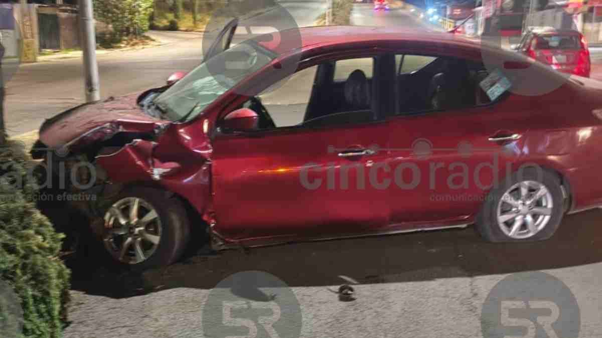 Conductor ebrio pierde el control y choca contra árbol en Bulevar Xonacatepec