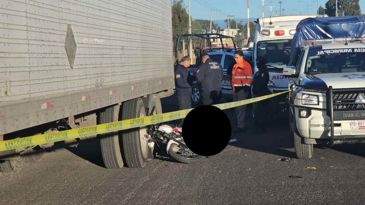 Tragedia en Juan C. Bonilla: vendedor de gelatinas muere al chocar contra tráiler estacionado
