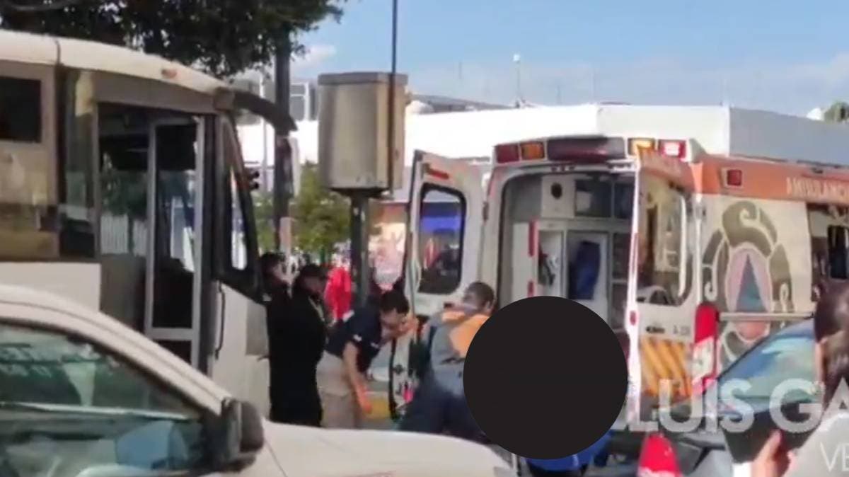 RUTA Puebla frena de golpe para evitar atropello de indigente en 11 Norte; accidente deja pasajeros heridos