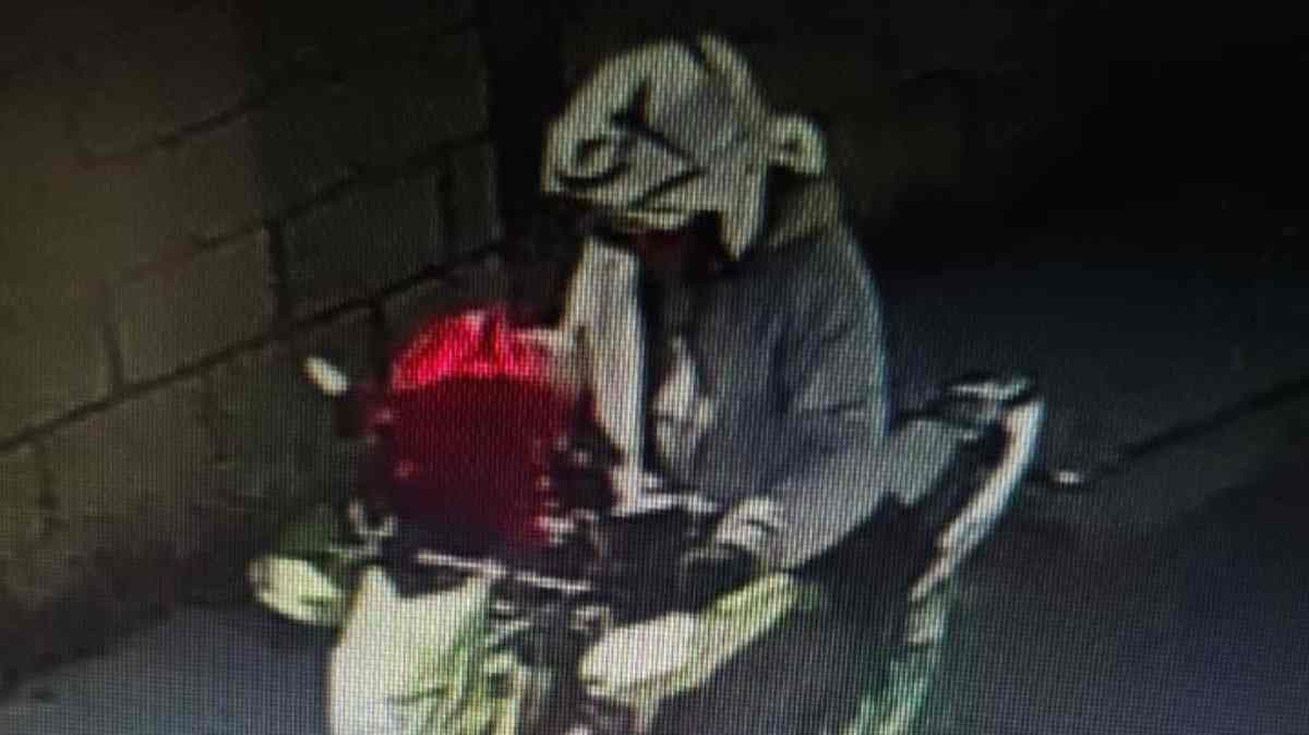 Alerta vecinal en Lomas del Sol: cámaras captan a motociclista implicado en asaltos a mujeres