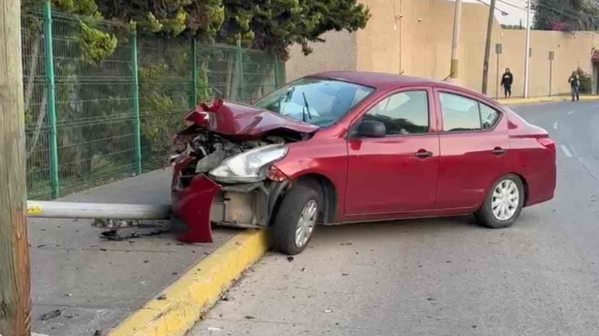 Conductora pierde el control y choca contra luminaria en Calzada Zavaleta, Puebla