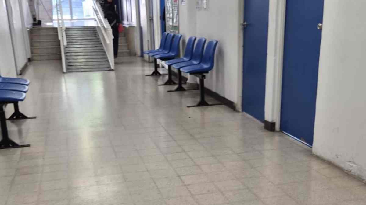 Centro de Salud Analco condiciona entrega de cadáver a firma de deslinde por fallecimiento, denuncian familiares