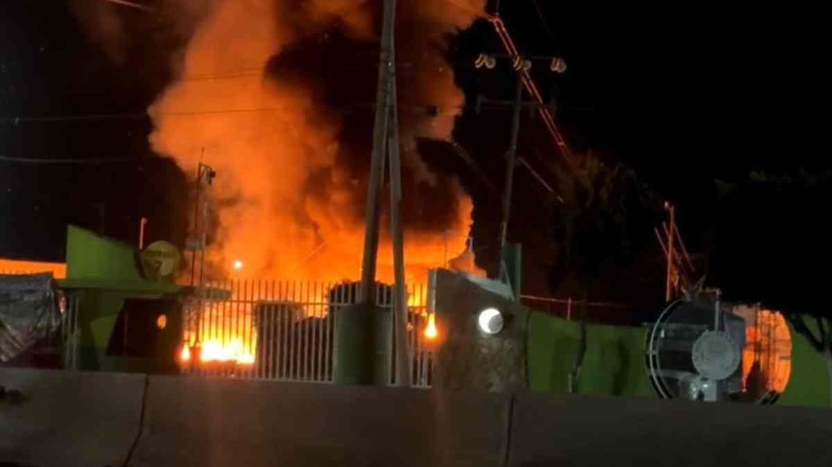 Incendio sacude la Central de Abasto de Huixcolotla en plena temporada decembrina