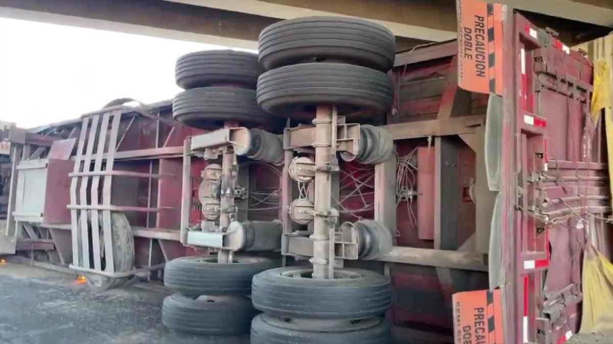 Vuelca tráiler con 18 toneladas de carga en la México-Puebla; el conductor sobrevive al impacto