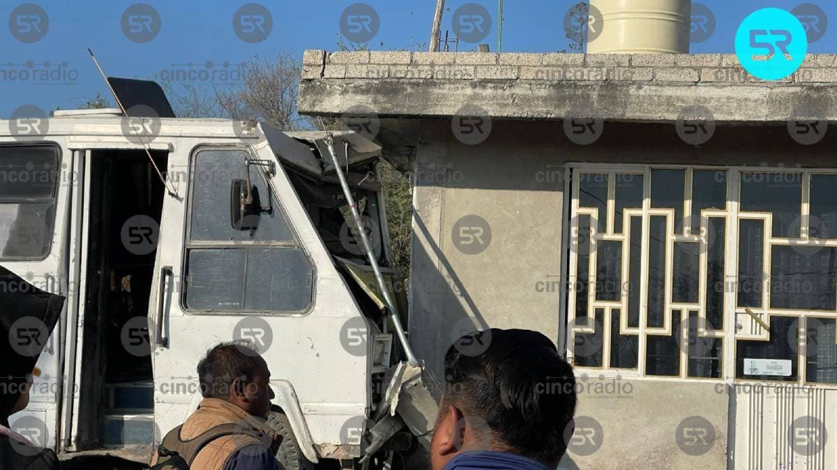 Microbús pierde el control e impacta una vivienda en Tepeteopan; hay varios heridos, entre ellos estudiantes