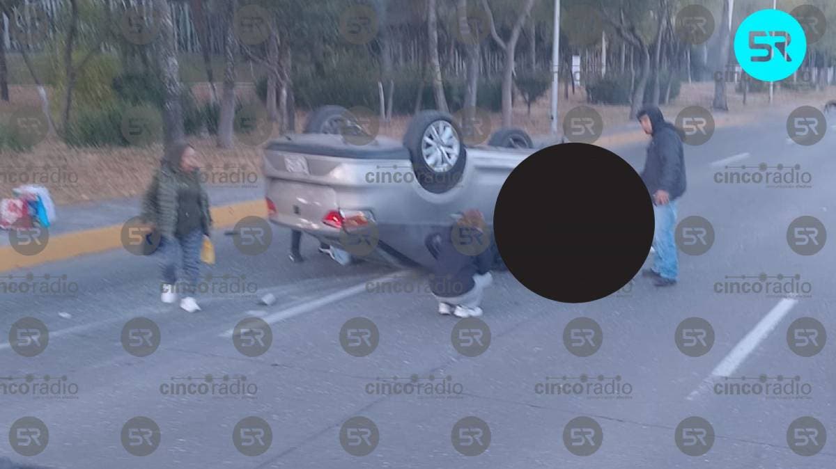 Volcadura sacude Calzada Zaragoza; una mujer resulta lesionada en Los Fuertes de Loreto