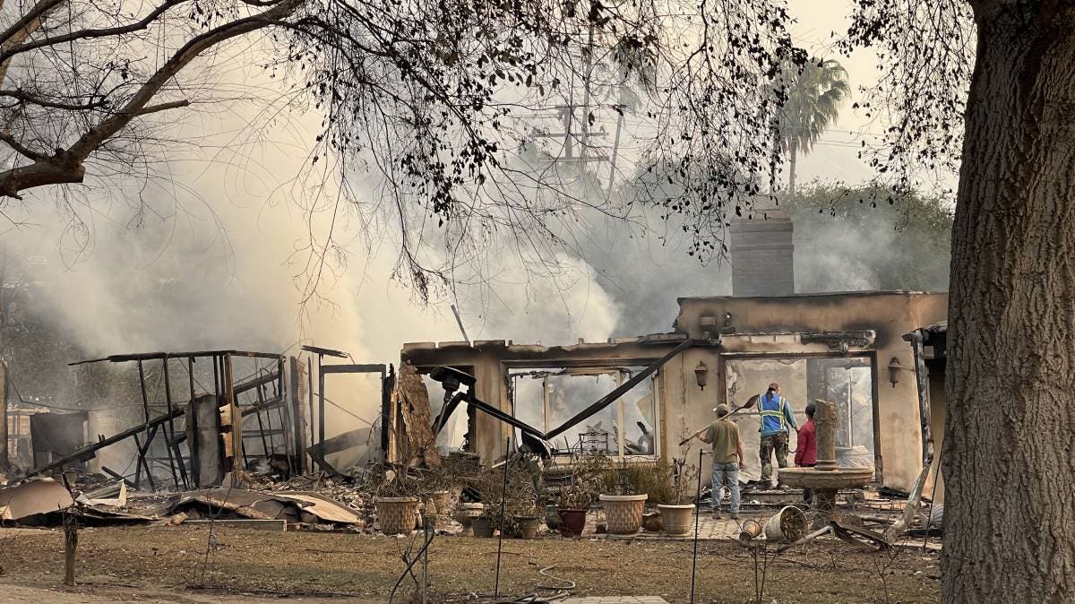 Mujer muere atrapada en incendio de vivienda en Puebla; visitaba a un amigo que salió por una vela