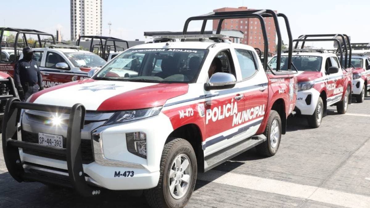 Policía municipal de Puebla dispara 17 veces y retira a su familia de un domicilio en Tecola