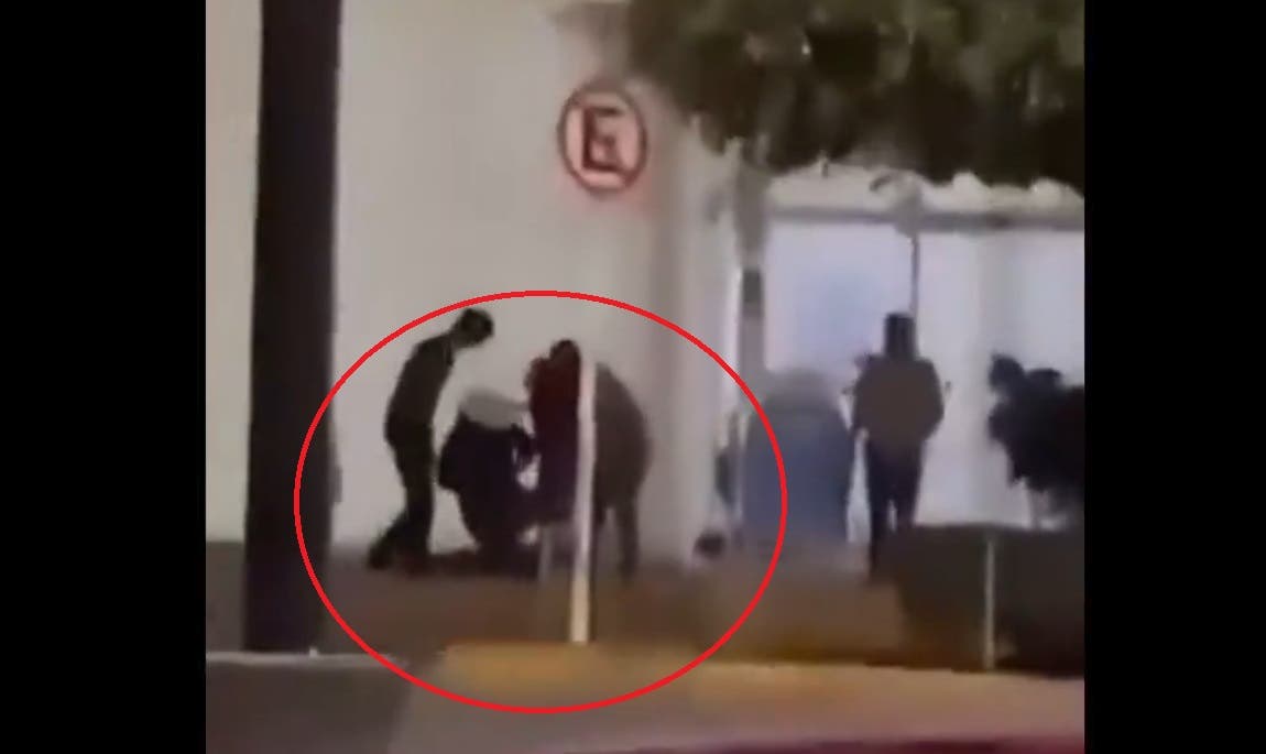 VIDEO | Golpean a trabajador en Plaza El Paseo durante Nochebuena; agresión queda grabada