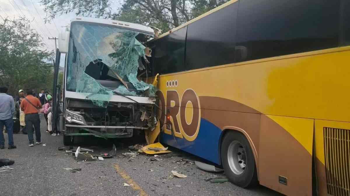 Choque frontal entre autobuses Oro y del Sur paraliza la carretera Puebla–Tlapa