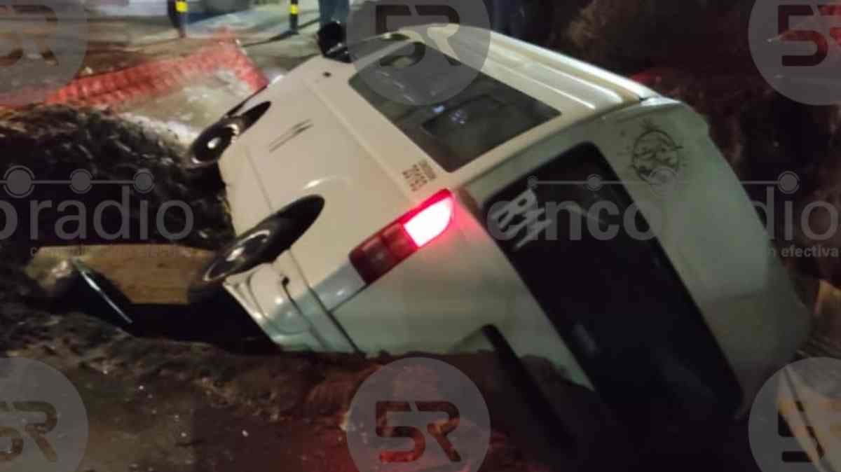 Conductor abandona combi tras caer en zanja de Vista Hermosa; presumen alcohol al volante
