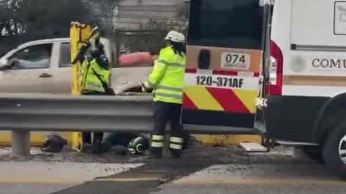 Motociclistas chocan contra tráiler en la Puebla-Orizaba; ambos resultan lesionados