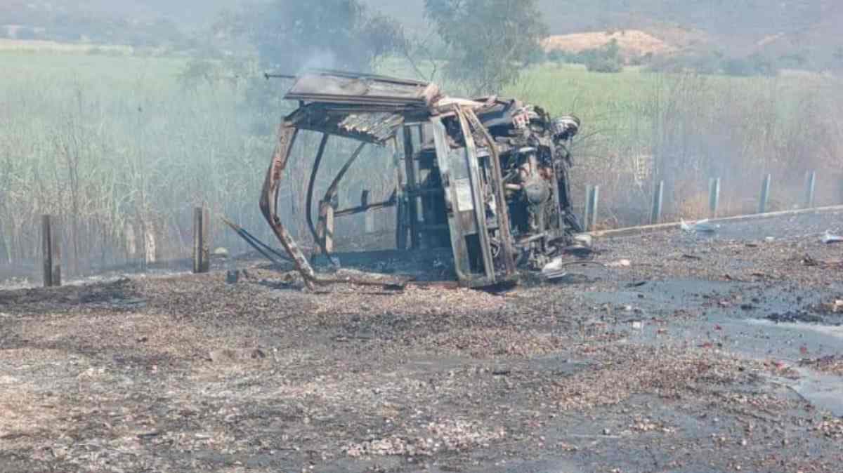 Camioneta proveniente de Puebla con pirotecnia vuelca y explota en la Siglo XXI; joven poblano resultó lesionado