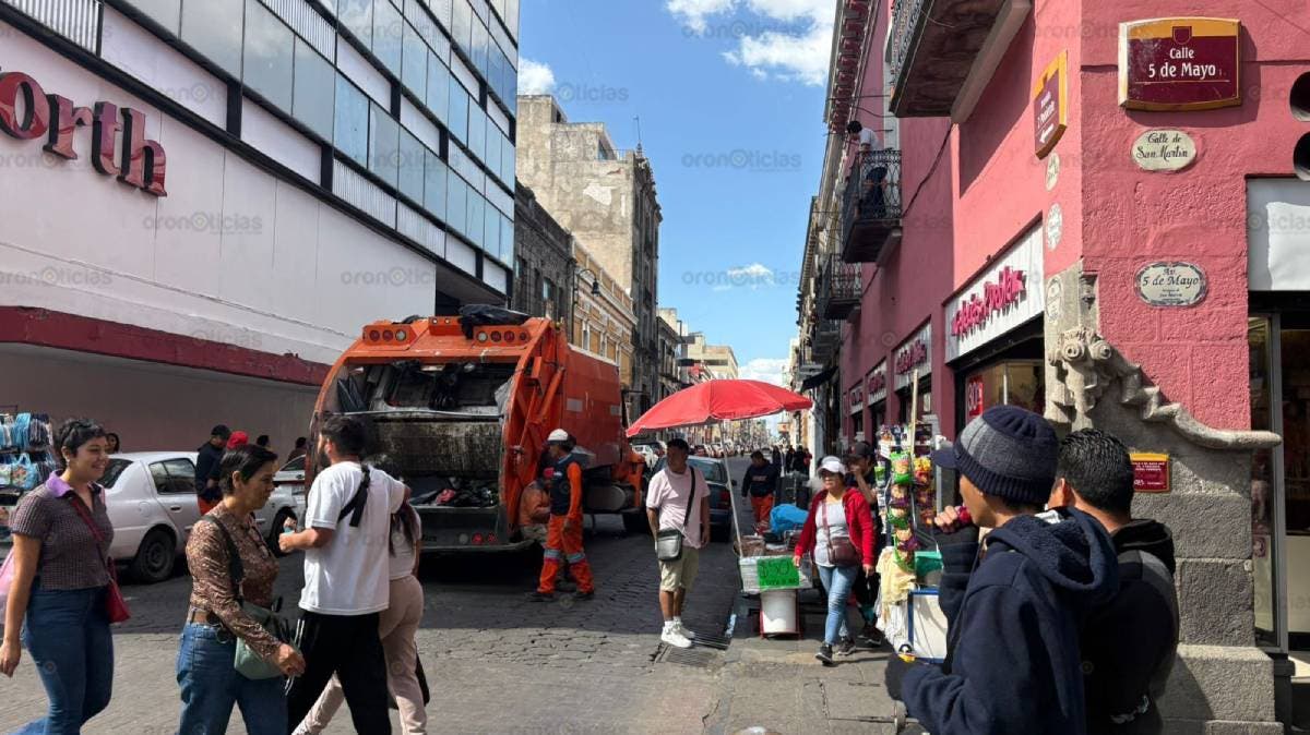 Choque frente a Woolworth: camión de basura obstruye circulación en Puebla por auto en doble fila