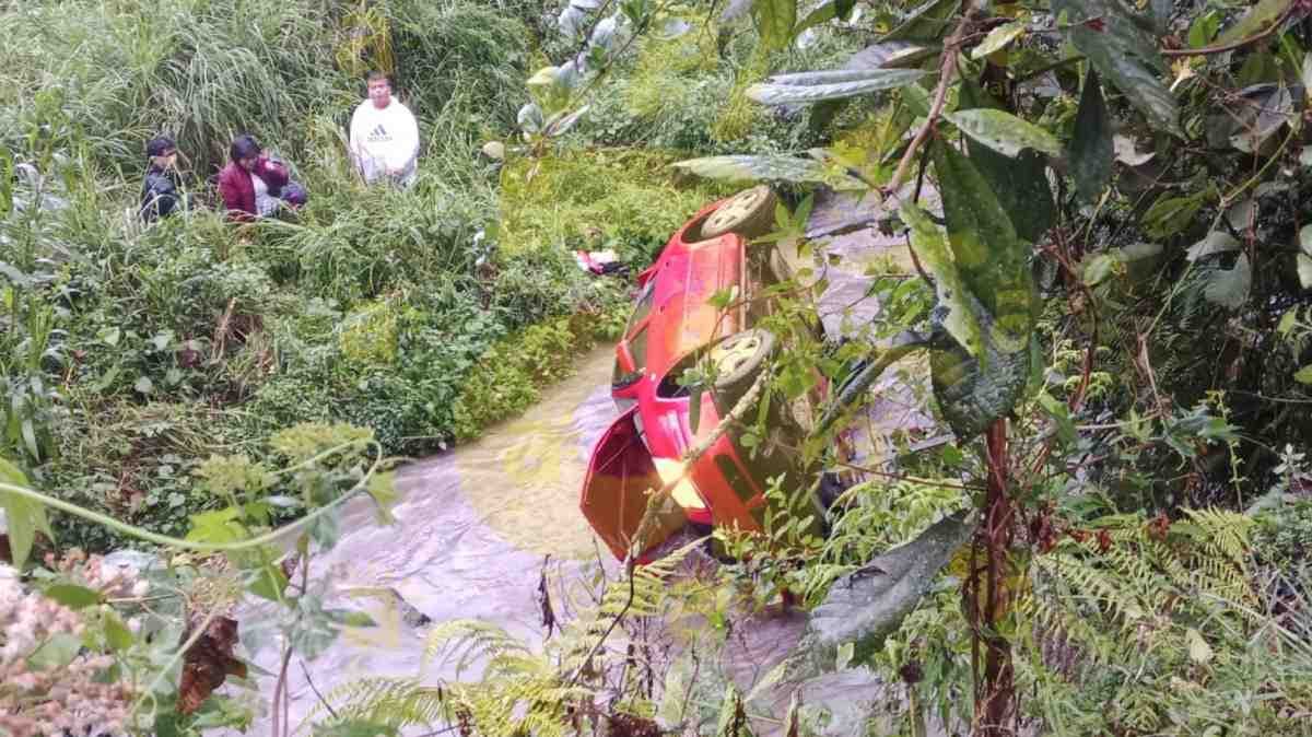 Familia sobrevive a caída de más de 40 metros en barranca en Teziutlán, Puebla