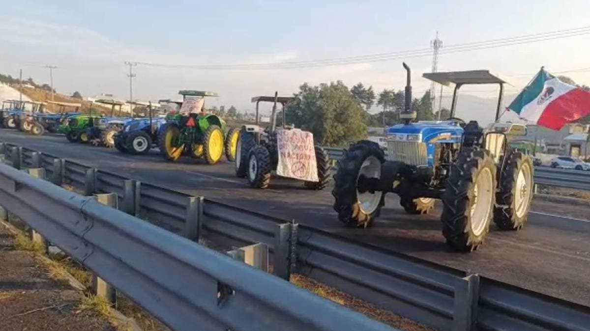 Autopista Puebla–Orizaba permanece cerrada: bloqueo de agricultores cumple más de 24 horas y colapsa la movilidad