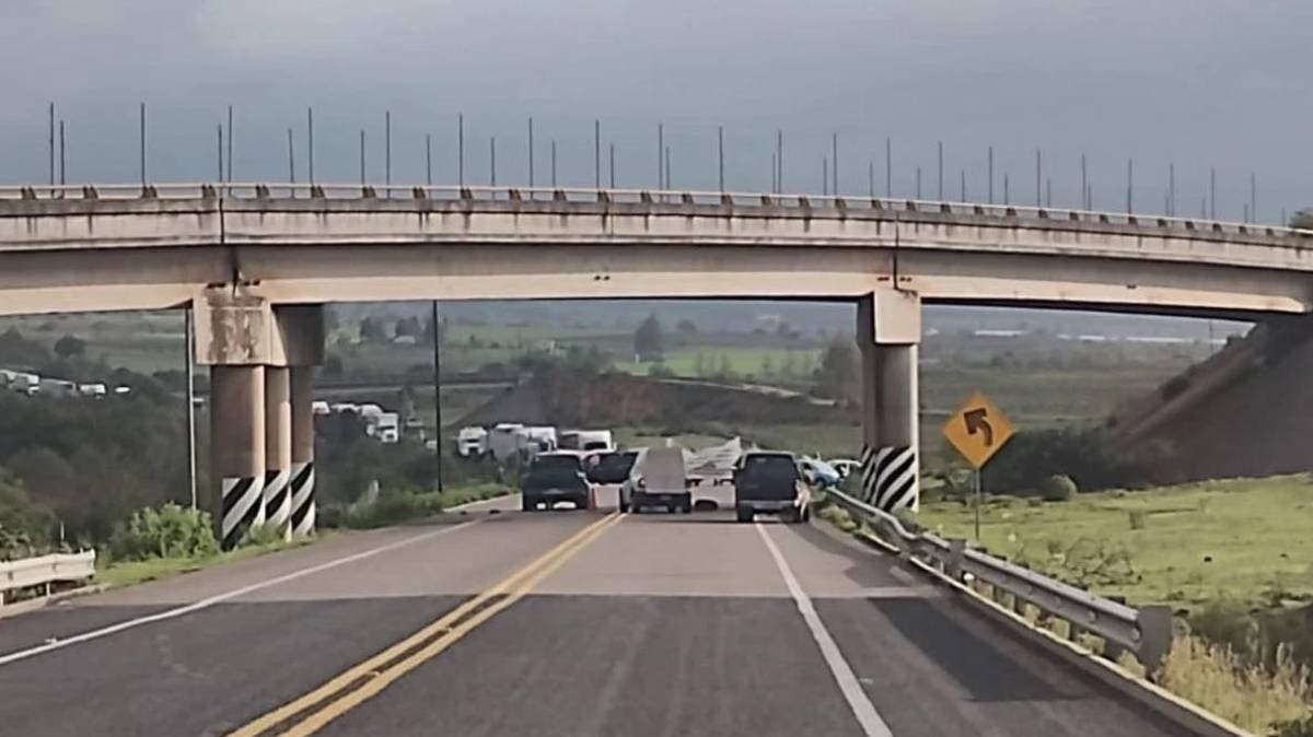Hallan a hombre ejecutado en la autopista Tlaxco–Tejocotal; investigan ataque directo