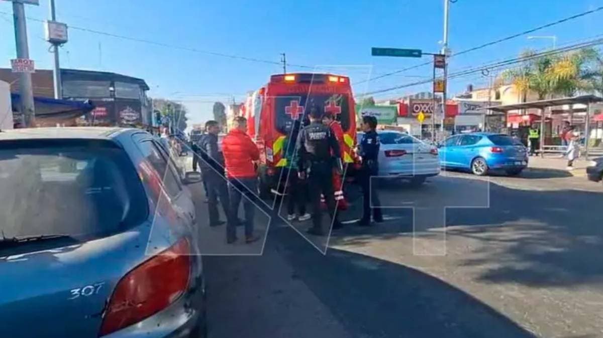 Atropellan a una niña y su abuelita cerca de Finanzas en Puebla; testigos detienen al conductor