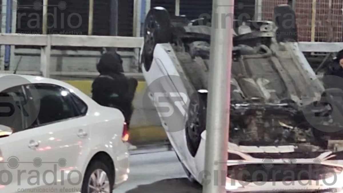 Conductora en presunto estado de ebriedad vuelca en Bulevar Norte; madrugada de alarma en Puebla