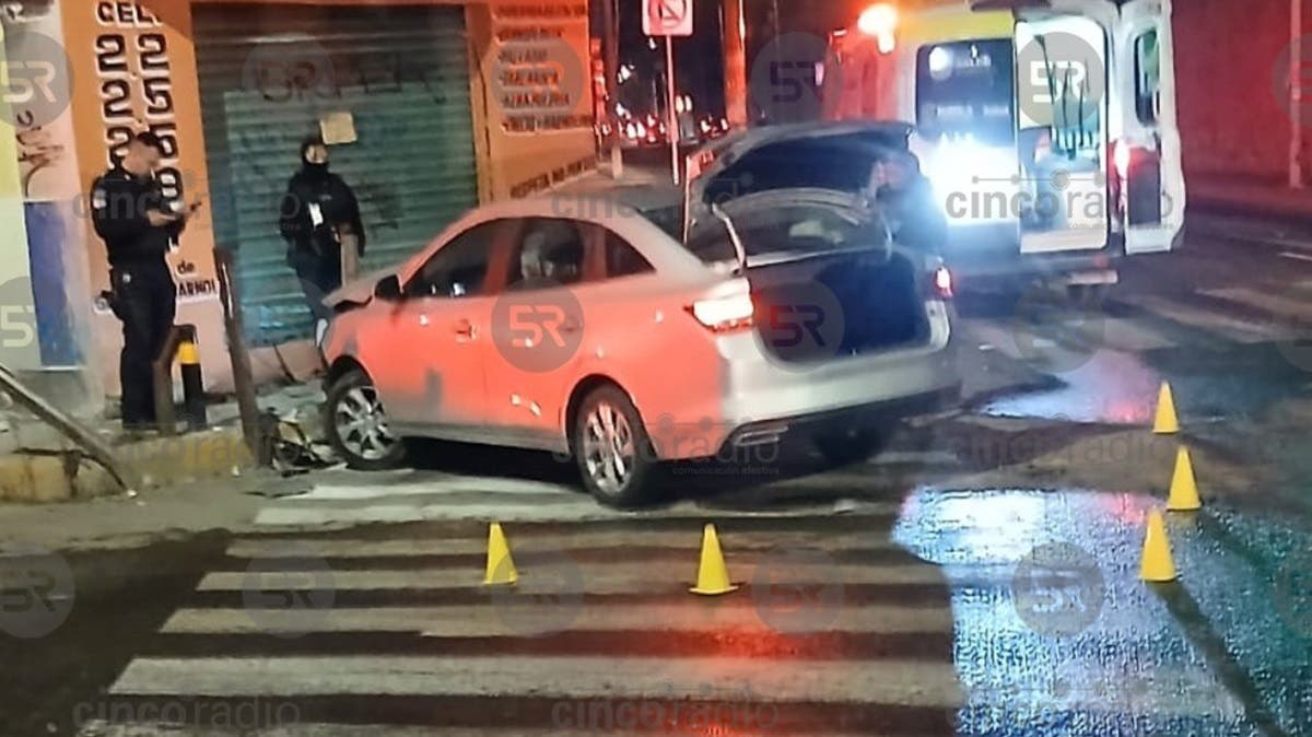 Madrugada de accidente en Puebla: auto choca frente al Seminario Palafoxiano