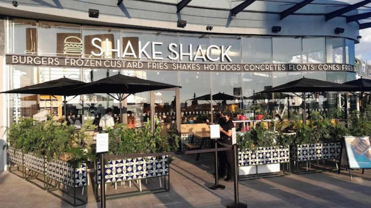 Hombre armado irrumpe en Shake Shack de Vía San Ángel y somete a empleados durante asalto