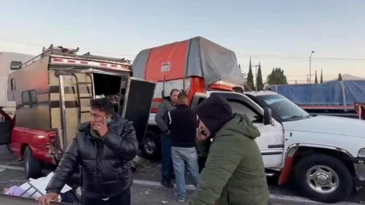 Tráiler pierde el control y embiste varias camionetas en la México–Puebla; autoridades reportan lesionados