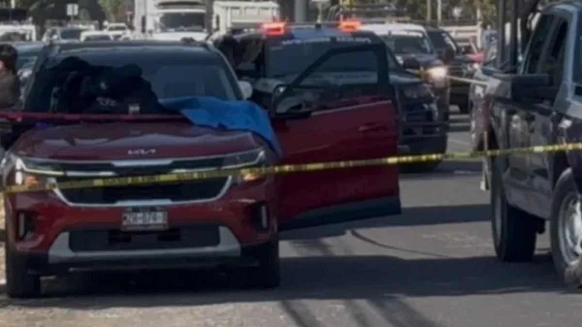 Mujer muere por un infarto mientras conducía en la Recta a Cholula; tránsito quedó detenido
