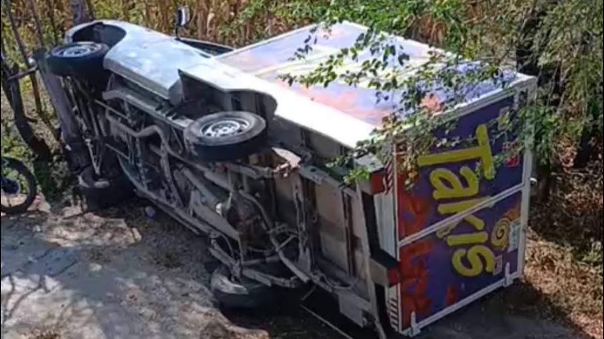 Camioneta de Barcel choca contra moto en Izúcar: un muerto y un herido