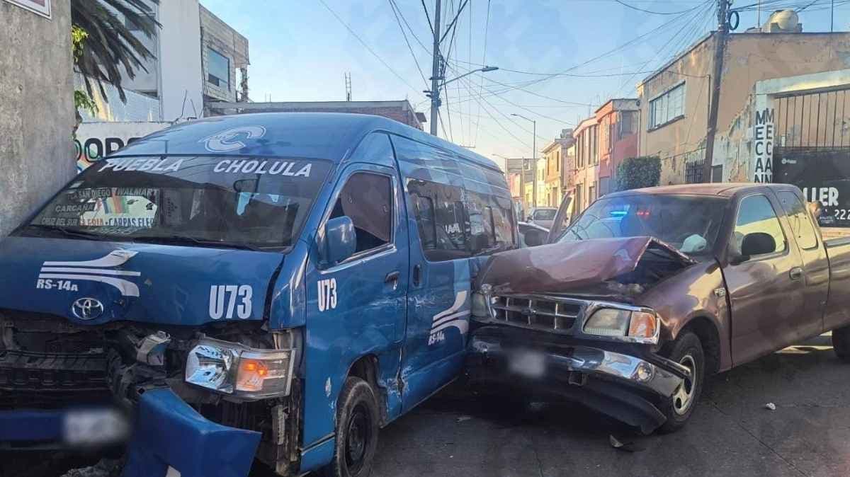 Choque entre transporte público y vehículo particular deja al menos seis lesionados en San Pedro Cholula