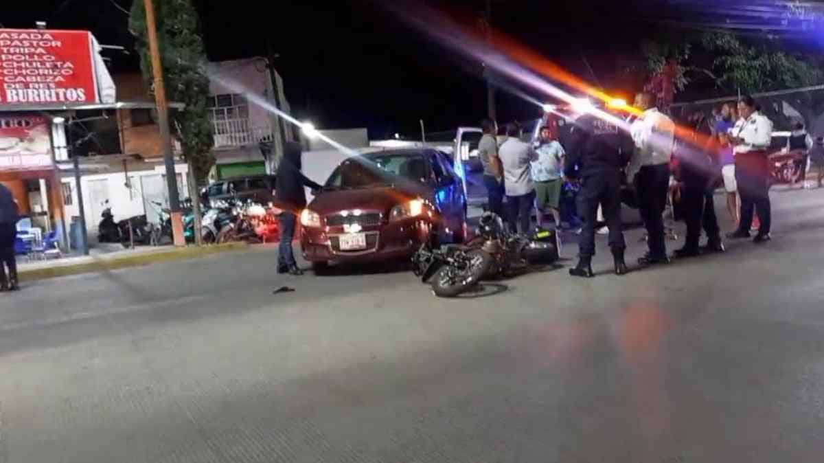 Delegado de Bienestar, presuntamente en estado inconveniente, atropella a motociclista en Izúcar; permanece grave