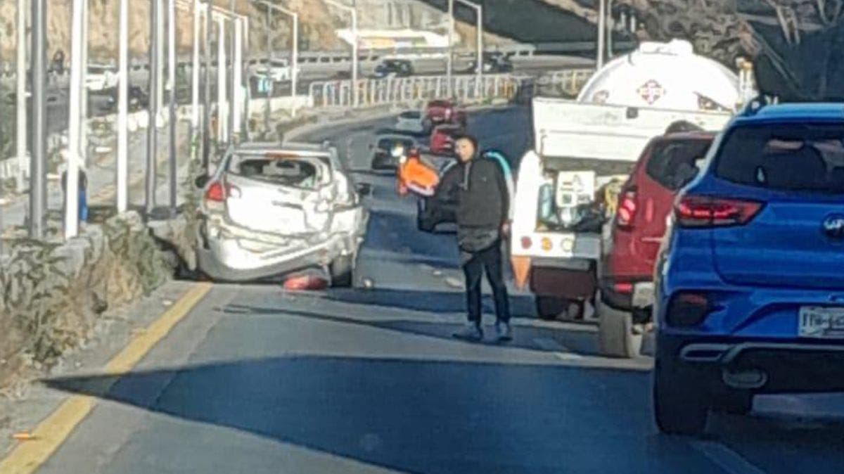 Choque entre pipa y auto colapsa un carril del Periférico Ecológico a la altura del Atoyac