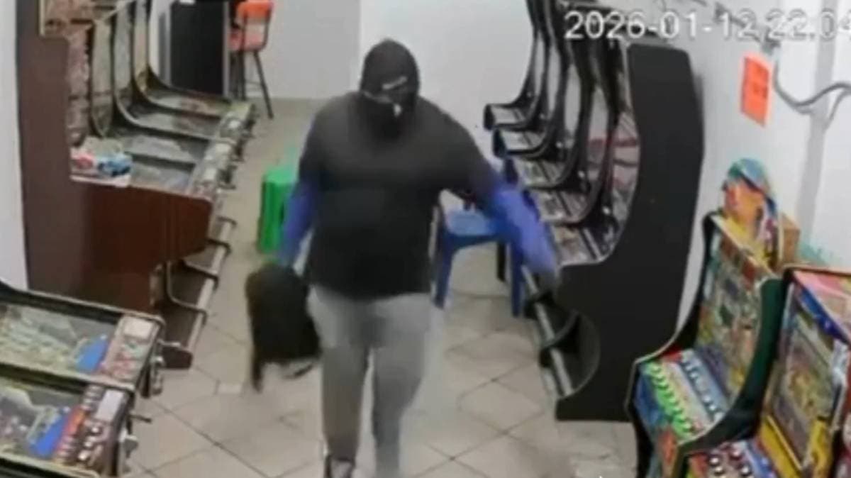 Asalto coordinado sacude a Izúcar: roban con violencia negocio de maquinitas durante la noche