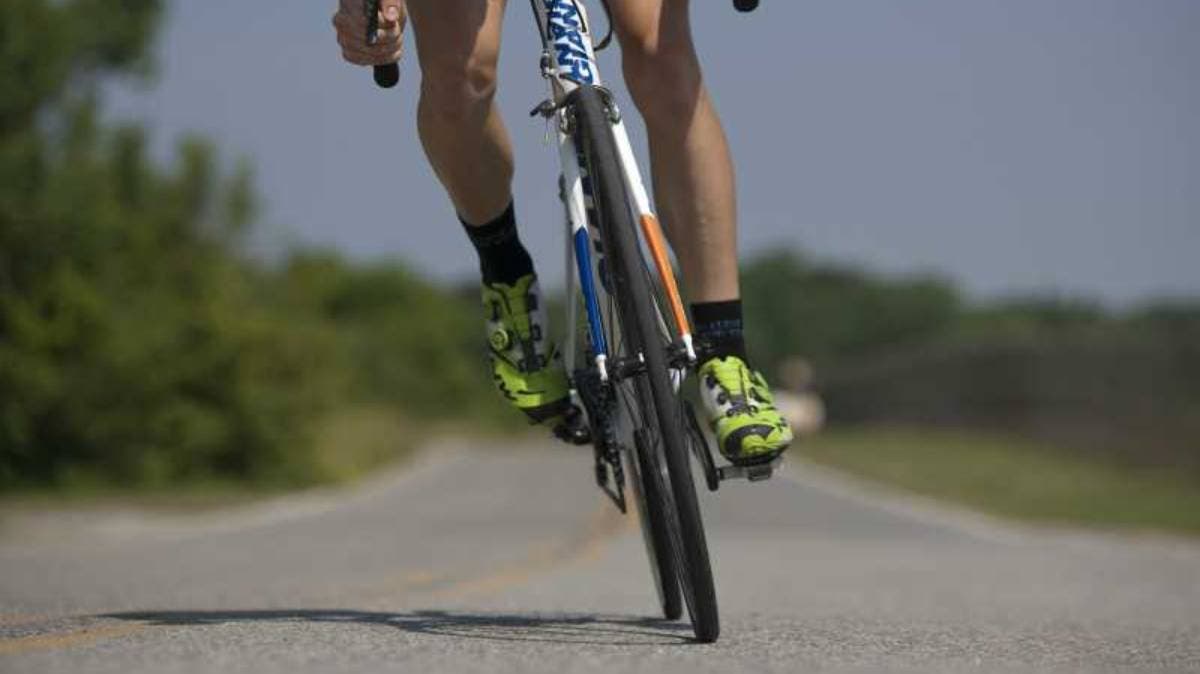 Sin alumbrado público, ciclista muere al caer en tope de Juan C. Bonilla