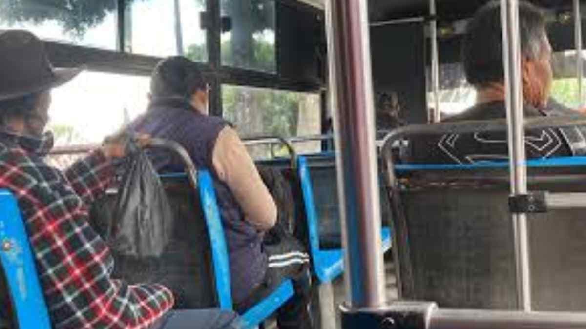 Menor de edad sufre robo de celular en ruta hacia Plaza San Pedro en Puebla
