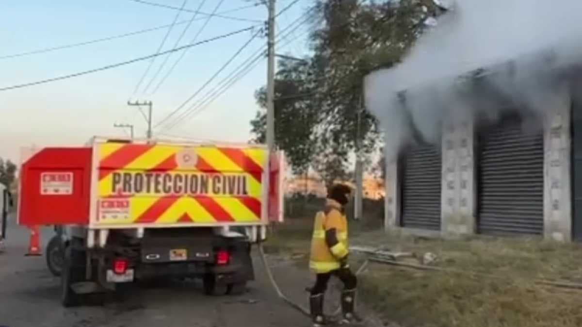 Incendio tras robo sacude una bodega de dulces en Xoxtla; autoridades investigan