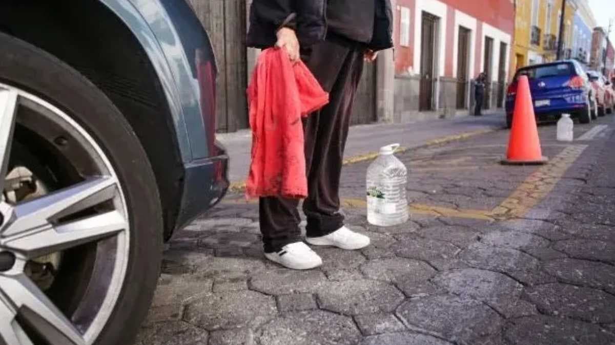 Franeleros en Puebla cobran encima de parquímetros; ciudadanos pagan dos veces por estacionarse