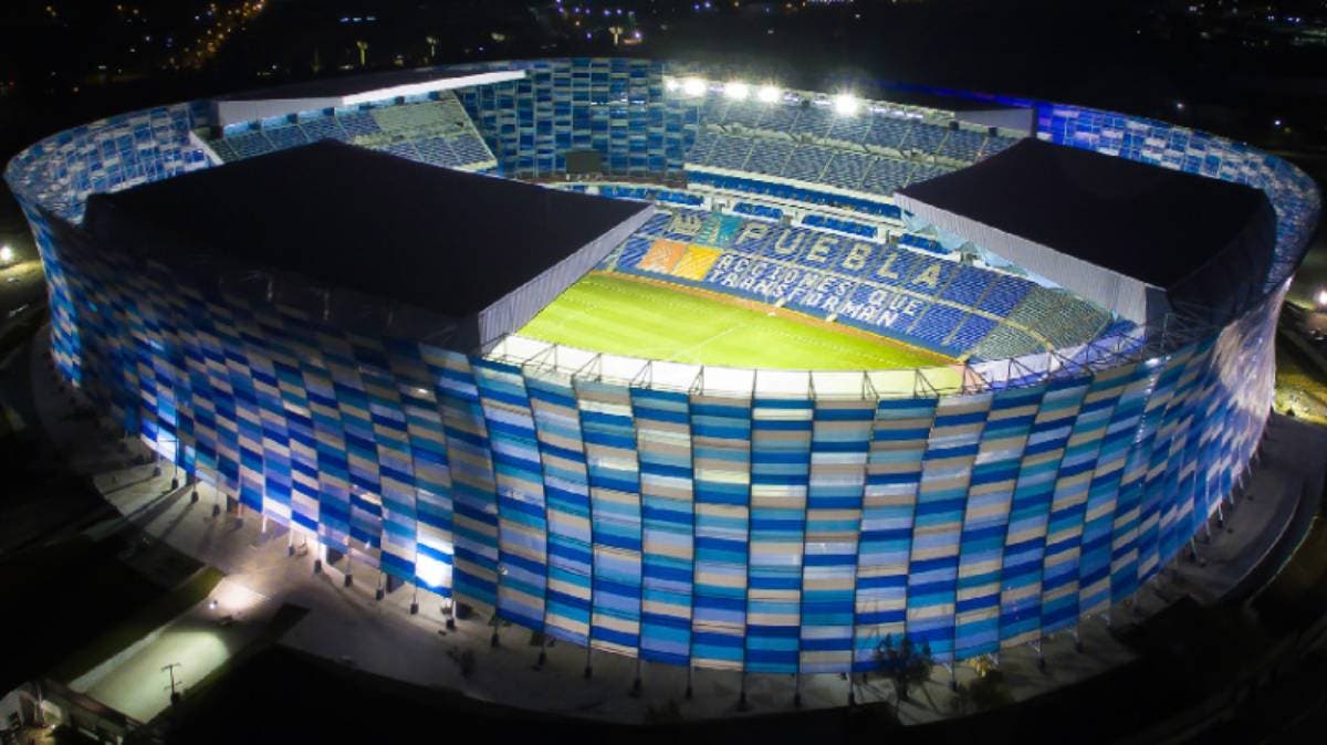 Gobierno de Puebla invierte millones en cancha del Estadio Cuauhtémoc