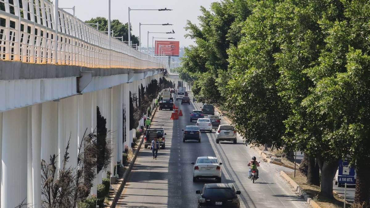 Ataque armado en bulevar Hermanos Serdán: balazos sacan de control a una camioneta