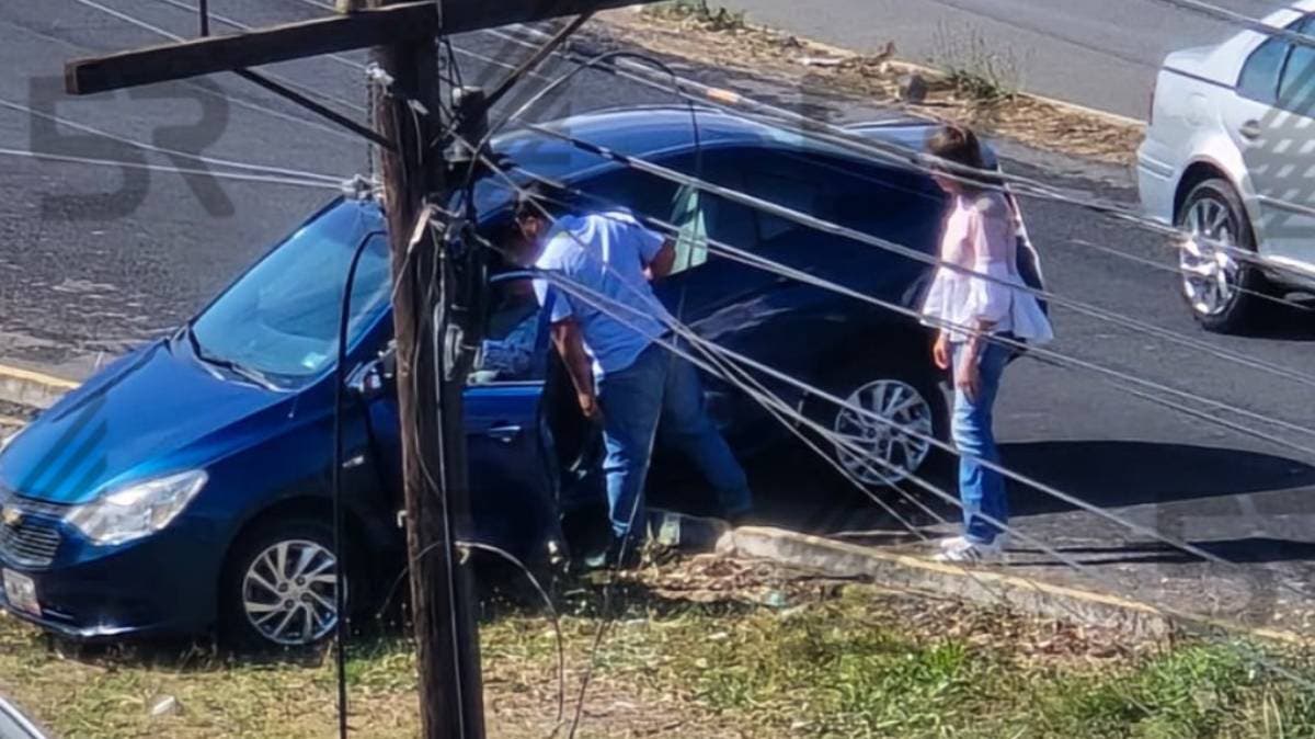 Vehículo fuera de control invade banqueta en la Recta a Cholula, frente a la UDLAP