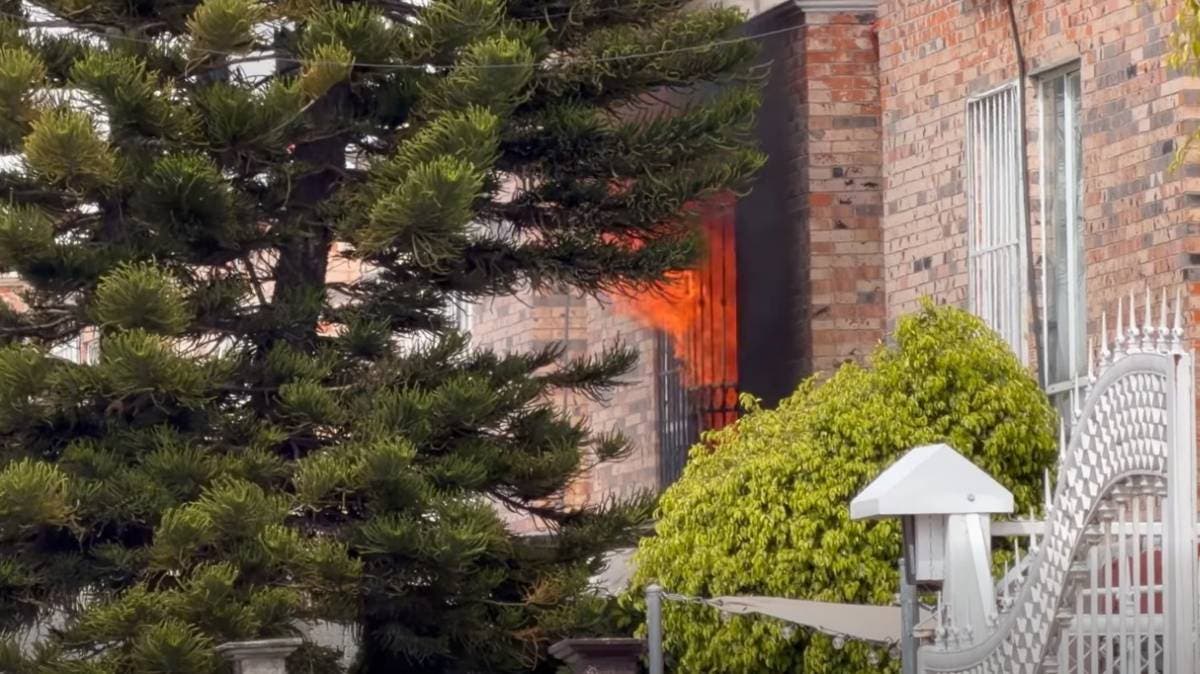 Incendio arrasa vivienda en Bosques de San Sebastián y activa alerta en Puebla capital