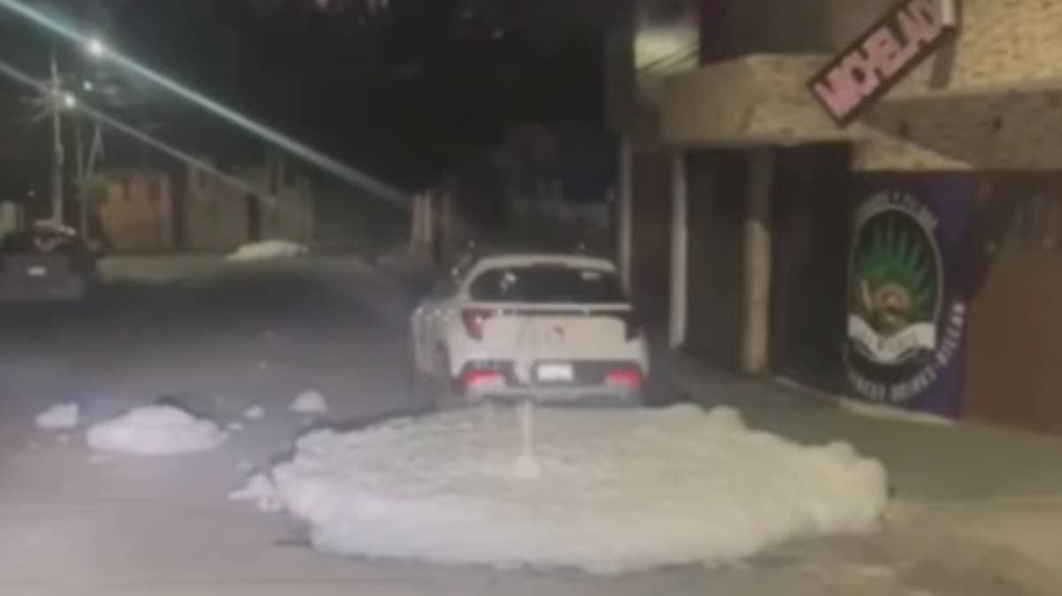 Espuma brota de alcantarillas en Puebla y alarma a vecinos de Joaquín Colombres
